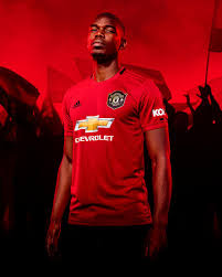Et l'ancien de liverpool risque bien de devoir changer de numéro. Piste Par Le Real Pogba Devoile Le Nouveau Maillot Domicile De Manchester United