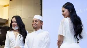 Jujurnya, saya mudah tersentuh dan berhati tisu. Pak Ustadz Foto Bareng Wanita Seksi Sambil Tersenyum Netizen Riuh