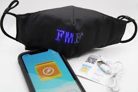 Het witte masker staat op een grijze achtergrond en laat een zwarte schaduw achter zich. Fmf Mondmasker Led App Control Multicolor Kopen Gadgethouse