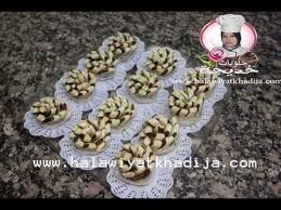 نضع السكّر، والدقيق، والزبدة، ودقيق الذّرة، والفانيلا في وعاء. Ø­Ù„ÙˆÙ‰ Ø§Ù„ÙˆØ±Ø¯Ø© Ø¨Ø§Ù„ØªÙ…Ø± Youtube