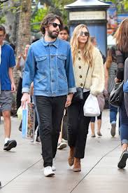 Who is elizabeth olsen's husband, robbie arnett, and how did they meet? Elizabeth Olsen And Her Boyfriend Robbie Arnett Out In Los Angeles 14 Gotceleb