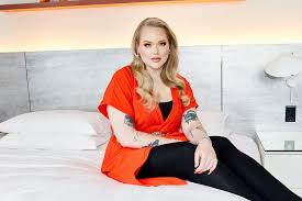 N i k k i e t u t o r i a l s business inquiries only: Let Nikkietutorials Convince You That Body Shimmer Into The Gloss