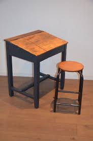 Pupitre D Ecolier Vintage Entierement En Bois Datant Des Annees 60 Cet Ancien Bureau D Ecolier A Ete Entiereme Muebles Decoracion De Unas Espacios De Trabajo