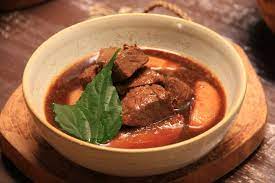 Semur ini kalau mau buat mie kuah di kasih kuah agak banyak apabila mau di keringkan kuah nya juga boleh buat teman nya nasi mau di buat pedas boleh gak pedas juga boleh Resep Semur Daging Lezat Untuk Makan Malam Keluarga