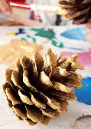 Pour les morceaux de bois, difficile de peindre toute la surface… car il faut tourner et retourner… ashley a pris plaisir à peindre et c'est le principal! Idee Deco Diy Pour L Automne Les Pommes De Pin Dorees