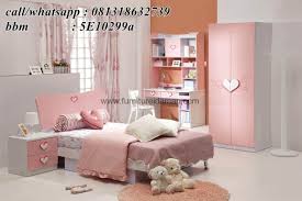 Dimulai dari lantai kamar yang dilapisi karpet, ranjang dengan bedcover serta bantal yang banyak, serta bagian. Desain Interior Kamar Tidur Nuansa Pink Cek Bahan Bangunan