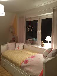 Gallery of bett aus ikea regalen. Gemutliches Bett Bett Regal Tagesdecke Kissen I