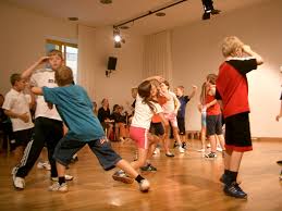 Sprachförderung kindergarten basteln frühling kindergarten projekte im kindergarten kindergarten spiele kindergarten lieder krabbelstube musik macht kindern jeden alters spaß. Rhythmikpadagogik Mehr Musik Mehr Bewegung Mehr Freude Fur Den Berufsalltag Mit Kindern Die Fachseite Fur Erzieher Innen