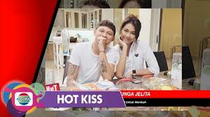Mereka pun sudah menentukan cicin pernikahan mereka. Streaming Hot Kiss Pilih Tanggal Cantik Syamsir Alam Dan Bunga Jelita Menikah Di Tanggal Cantik Vidio