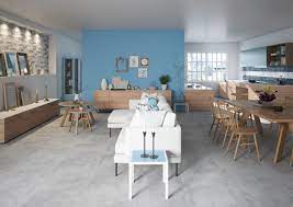 Salotto Moderno E Colorato Dal Gusto Minimale E Nordico Un Arredamento Che Sfrutta Tutta L Energia E Luminosita Arredamento Arredamento Casa Salotto Moderno