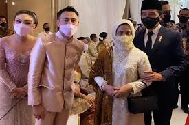 Pernikahan berlangsung secara live di stasiun televisi rcti. Kcb9ieb7qz Bym