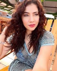 Kathy Renderos es de los nuevos valores en los medios de comunicación en El  Salvador. Esta compatriota es presentadora de noticias y locutora en Radio  FX105.3 La pueden seguir en sus redes