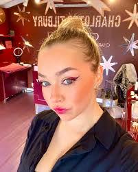 Eloise Miles's Instagram, Twitter & Facebook