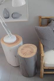 idee de table de chevet ou tabouret a realiser avec des buches en bois idee deco deco maison et tronc d arbre