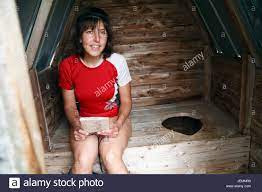 2x weiblich urinal gerät, tragbar damen wasserlassen, outdoor camping wc tool, urinieren. Lachelnde Frau In Outdoor Toilette Sitzen Stockfotografie Alamy