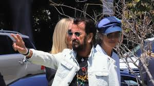 In the office, on the bus, wherever. 81 Geburtstag Ringo Starr Sieht Noch Deutlich Junger Aus Promiflash De