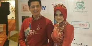 Cut meyriska pernah berpacaran dengan seorang perwira polisi bernama teuku fathir. 5 Hal Menarik Pernikahan Cut Meyriska Dan Roger Danuarta Dua Budaya Hingga Tea Pai Halaman All Kompas Com