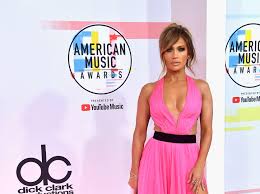 Jennifer lynn lopez (born july 24, 1969), also known by her nickname j.lo, is an american actress, singer, songwriter and dancer. J Lo Postet Foto Ihr Markenzeichen Liegt Dabei Fast Blank