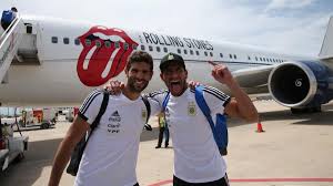 Als einer der bestbezahltesten promis der welt erwarten wir, dass lionel messi in einer beeindruckenden villa einen großzügigen lebensstil lebt und wir werden nicht enttäuscht! Lionel Messi Co Landen Im Privatjet Der Rolling Stones In Russland