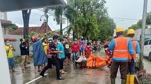 Check spelling or type a new query. Pegang Tiang Lampu Penerangan Jalan Bocah Di Grobogan Tersetrum Dan Meninggal Suara Jateng