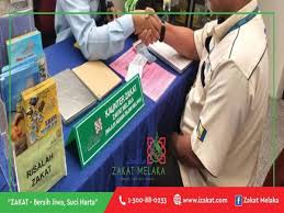 Orang yang menunaikan zakat (muzaki). Zakat Melaka Untuk Pelajar