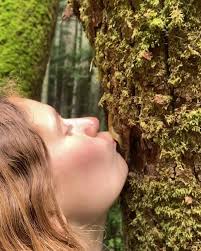 Starting off OTL staff spotlights STRONG with the lovely JULIA  🧚🏼‍♀️🌟🍊🌈💖 Name: Julia Skaggs (she/her) Hometown: Grand Rapids, MI  School: Pitzer (junior) Major: Sociology/Environmental Analysis 🌿 Crunchy  or smooth peanut butter: (context