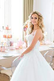Brautfrisur Offene Haare I Inspiration In Der Bildergalerie Brautfrisuren Offene Haare Frisur Blumenkranz Brautfrisur