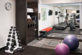 Comme l'entraînement à la salle, le sport à la maison a des avantages considérables. 9 Idees De Salle Entrainement En 2021 Salle Maison Salle De Gym