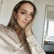 Heather Davies's Instagram, Twitter & Facebook