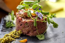 Inizialmente la tartare era preparata soprattutto con la carne, poi sono stati diffusi anche tartare a base di pesce, rigorosamente crudo. Come Condire La Tartare Di Carne In Modo Perfetto
