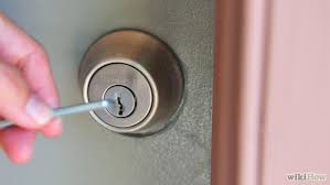 How To Pick A Lock With A Bobby Pin Pick A Lock With A Bobby Pin Bobby Pins Bobby Door Handles