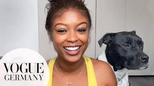 "Batwoman"-Star Javicia Leslie zeigt ihr Familien-Workout über Zoom