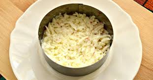 салат с колбасным сыром и крабовыми палочками и чипсами Prostoj I Bystryj Recept Sloyonogo Salata S Krabovymi Palochkami I Yablokom S Foto