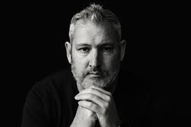 Lyall Gardiner ist Fotograf, er kommt aus Südafrika, und lebt mit seiner  Familie in Wien. Er wird das kommende Jahr an unserer Seite sein.