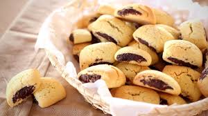 I biscotti sono una preparazione di piccola pasticceria composta generalmente da un impasto a base di burro, uova, farina e zucchero. Biscotti Nascondini Alla Nocciola Ricetta Facile Youtube