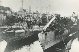 3 novembre 1918 : Mutinerie à Kiel . Images?q=tbn%3AANd9GcThUZ0SFVdEtEfem2G7yMsPxEygj5p5DccBnRynGbMag3wLm4FC