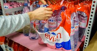 Evian s'excuse pour avoir invité à boire de l'eau le 1er jour du ramadan. 3f4f48k86h 7nm