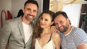 Η θεατρική πρεμιέρα και η επανεμφάνιση της μπαλανίκα. Argyrhs Aggeloy O Giwrgos Kapoytzidhs Einai Oikogeneia Moy Znews