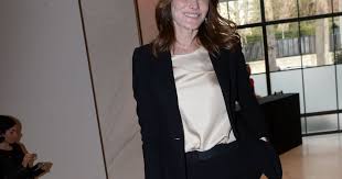 A 17 ans, aurélien enthoven, fils de l'ancienne première dame carla bruni et du philosophe raphaël enthoven, a sa petite notoriété sur internet. Carla Bruni Sarkozy Her Daughter Giulia Charming Greedy Princess