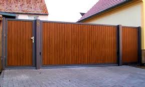 Ein großes, doppelflügeliges hoftor aus holz soll tischlermäßig justiert, die riegel sollen gerichtet und eingestellt sowie ein (vorhandener) türschließer soll montiert werden. Hoftore Neumann Bauelemente Gmbh Alles Neu Alles Neumann