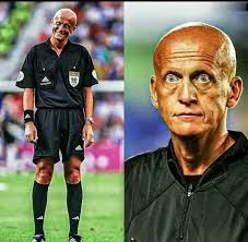 🚨🚨Virgil van Dijk sarcastically applauds the referee. 😂