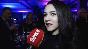 Lauferovi kolegové navíc zkouší hlasovou terapii a věří, že se jejich kamarád brzy dostane bez trvalých následků domů. Hvezda Muzikalu Cas Ruzi Prisla O Premieru Kvuli Tehotenstvi Producenti Rozhodli Ze Nemuze Hrat Nevinnou Pannu Super Cz