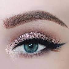 Wer es intensiver mag, zieht mit einem eyeliner in einem dunklen braun am oberen. Wunderschones Augen Make Up Fur Blaue Augen Makeup Fur Blaue Augen Schminkzeug Beauty