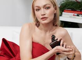 Gigi Hadid nella campagna del profumo Ralph's Club per Natale 2022