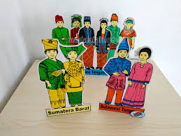 Kelengkapan yang ada pada pakaian adat ini, antara lain ada tengkuluk, baju kurung atau baju batabue, kodek, selendang, serta terompah. Alat Peraga Edukatif Mainan Berdiri Pakaian Adat Madaniah