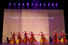 Ciri khas tari piring adalah jumlah penarinya yang harus ganjil. Tr4jcslk0ed 4m