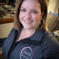 Laura Gall's Instagram, Twitter & Facebook