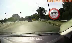 Почему в киеве обвинили меркель в сдаче украинских интересов в пользу россии. V Kieve U Trollejbusa Na Hodu Vzorvalos Koleso Chitajte Na Ukr Net