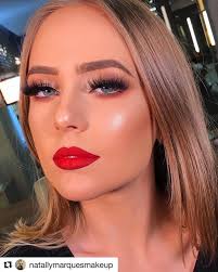 Batom em bala ou líquido? Maquiagem De Festa Com Batom Vermelho E Iluminador Inspiracoes E Dicas Para Formandas E Madrinhas 2019 Maquiagem Festa Maquiagem Batom Vermelho Curso Maquiagem