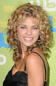 This haircut flaunts the fine texture of your hair while keeping it light and breezy. 20 Long Curly Hairstyles For Round Faces Lockige Frisuren Frisuren Lange Lockige Haare Frisuren Rundes Gesicht